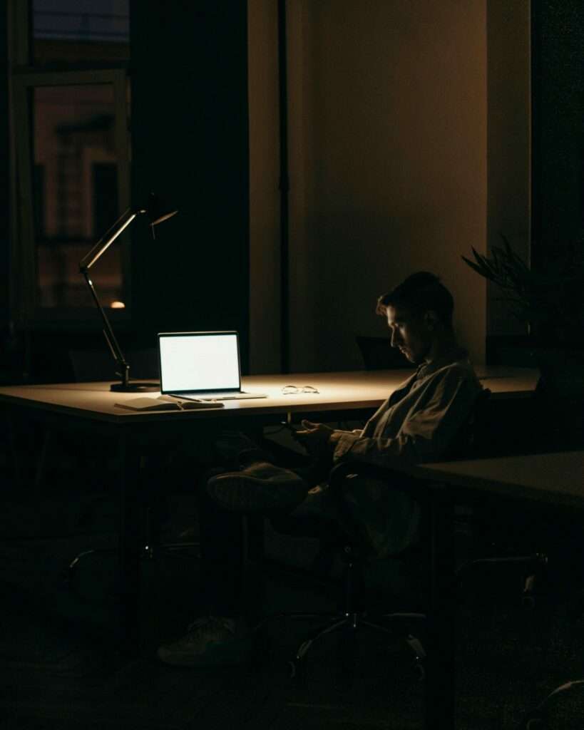 Image d'un entrepreneur qui passe son temps sur son ordinateur