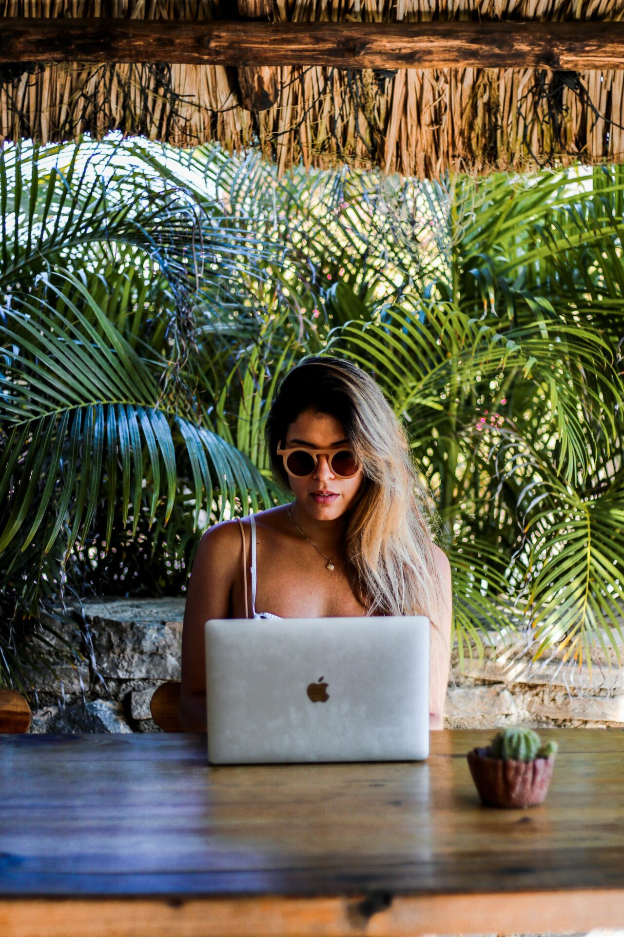 Petit entrepreneur réunionnais consultant le coût de son site internet à La Réunion 974